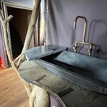 Le Manoir D'ange Bed & Breakfast 4*