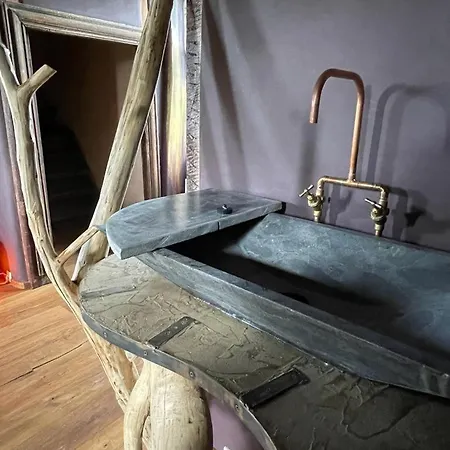 Le Manoir D'ange Bed & Breakfast 4*